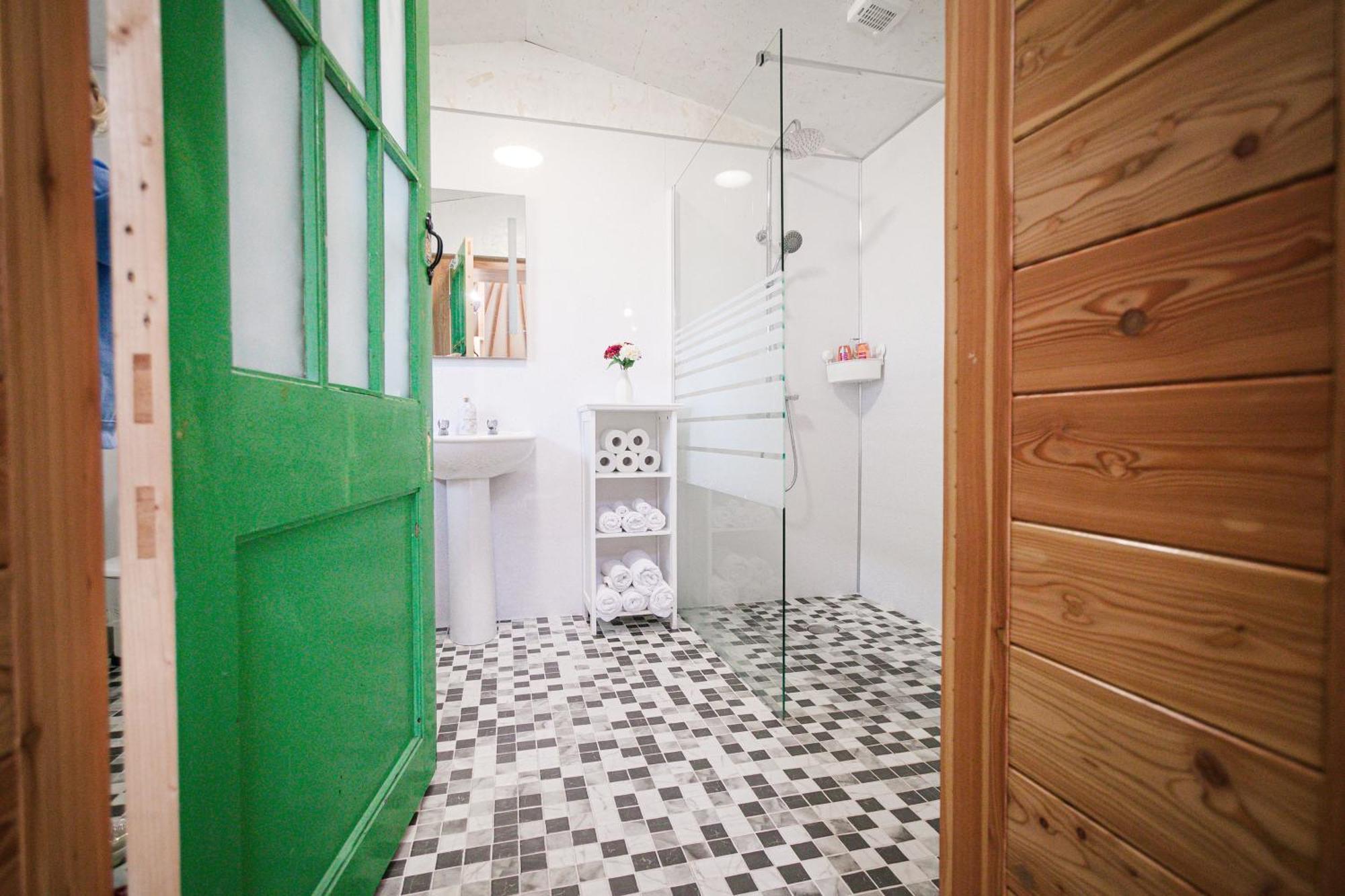 The Snowdrop Hotel Голуей Екстериор снимка